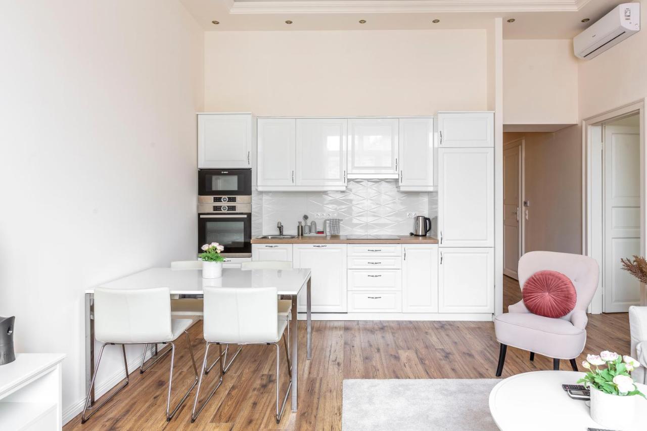 Luxurious Central Apartment In Liszt Ferenc Square Boedapest Buitenkant foto