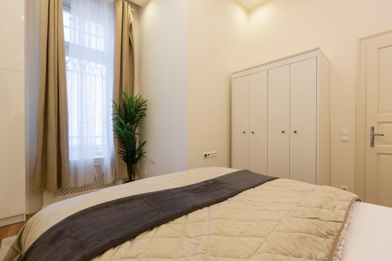 Luxurious Central Apartment In Liszt Ferenc Square Boedapest Buitenkant foto